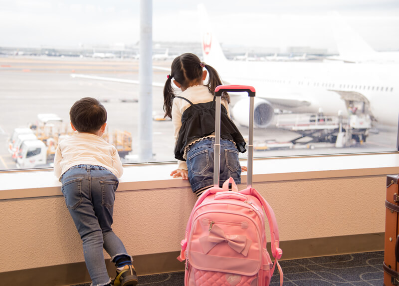 子供と一緒に海外へ！ 飛行機に乗る前にどんな準備が必要？