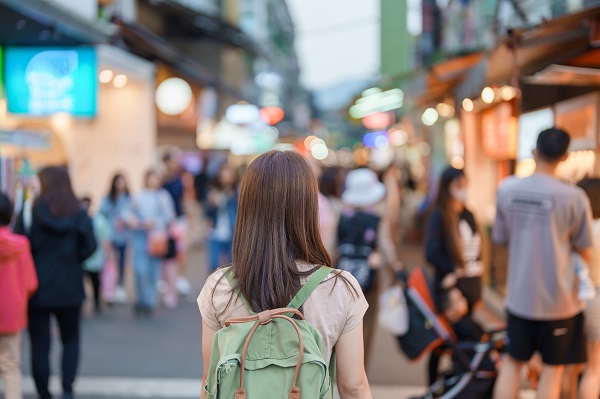 台湾で買い物している女性